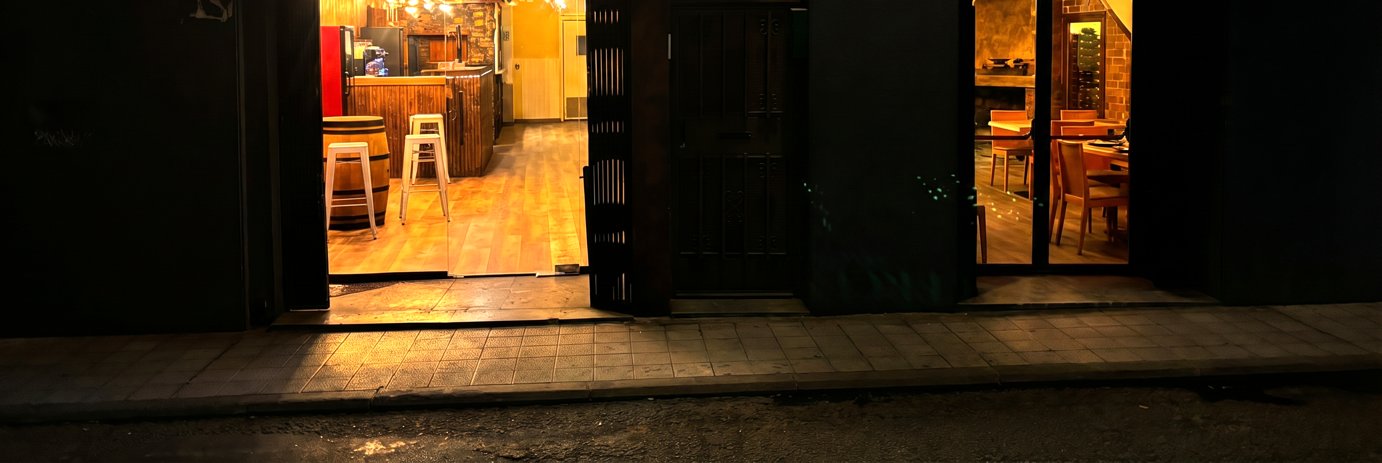 Fachada Quercus Brasería noche